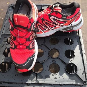 Salomon conta grip Women’s size 6  Red